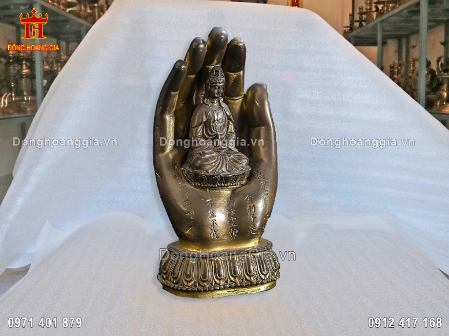 Trưng bày tượng bàn tay Phật Quan Âm mang đến bình an cho gia chủ
